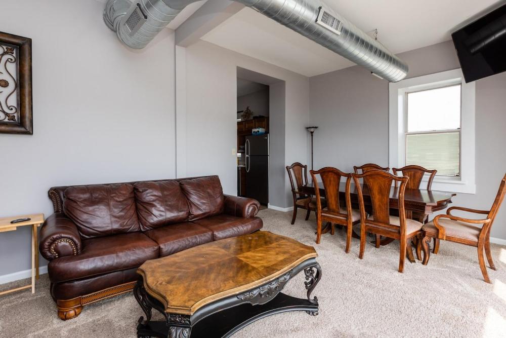 Riverview Loft! Downtown Alton